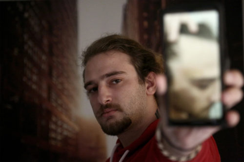 Ο Άρης Π. παρουσίασε ιατροδικαστική έκθεση η οποία επιβεβαιώνει τους βασανισμούς που αρνείται η ΕΛΑΣ