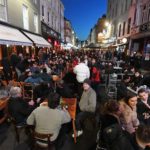 Χαλαρώνει το lockdown στη Βρετανία: Κρατήσεις στα εστιατόρια και αγγελίες για εργασία