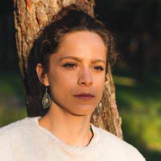 Έλλη Τρίγγου: «Στέκομαι δίπλα σ’ εκείνους που ξέρουν τη γλύκα που έχει το σκοτάδι, αλλά επιλέγουν συνειδητά το μονοπάτι  του φωτός, κι ας έχει γκρεμούς»