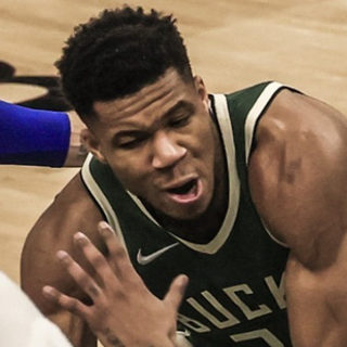 Τραυματίστηκε ο Γιάννης Αντετοκούνμπο, έχασαν οι Μπακς