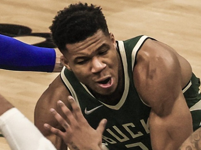 Τραυματίστηκε ο Γιάννης Αντετοκούνμπο, έχασαν οι Μπακς