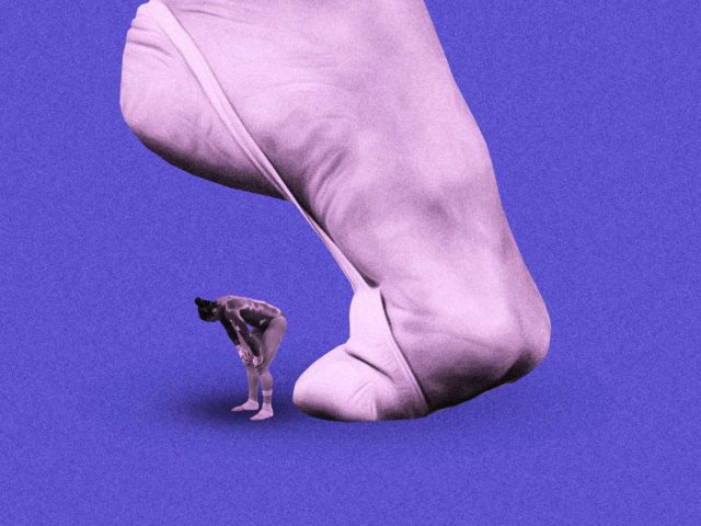 «Είδαμε τον προπονητή να τη χτυπάει τόσο δυνατά στην πλάτη, που το ξύλο αντήχησε σε όλο το γυμναστήριο»