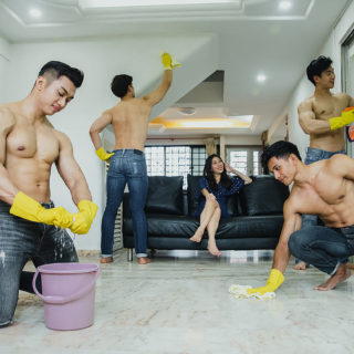 Στη Σιγκαπούρη μπορείς να προσλάβεις άντρες χωρίς μπλούζες να σου καθαρίσουν το σπίτι
