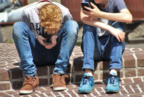 Δύο 17χρονοι έκλεψαν κινητά από ανηλίκους στην Κηφισιά με την απειλή μαχαιριού