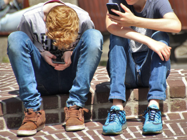 Δύο 17χρονοι έκλεψαν κινητά από ανηλίκους στην Κηφισιά με την απειλή μαχαιριού