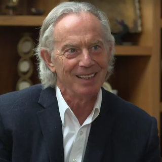 Η νέα χαίτη του πρώην πρωθυπουργού της Μεγάλης Βρετανίας, Τόνι Μπλερ, γέμισε memes το Twitter