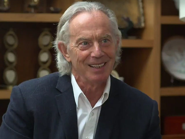 Η νέα χαίτη του πρώην πρωθυπουργού της Μεγάλης Βρετανίας, Τόνι Μπλερ, γέμισε memes το Twitter