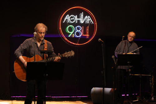 Ο Μίλτος Πασχαλίδης καλεί την Βιολέτα Ίκαρη στη σκηνή του Σταυρού του Νότου