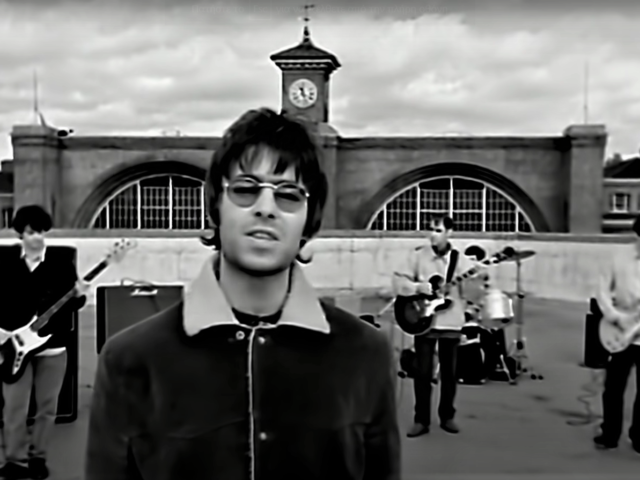 Στις 11 Απριλίου 1994 οι Oasis κυκλοφορούν το πρώτο τους single “Supersonic”