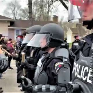 ΗΠΑ: Νέος θάνατος Αφροαμερικανού από πυρά αστυνομικού – Επεισόδια σε προάστιο της Μινεάπολης [BINTEO]