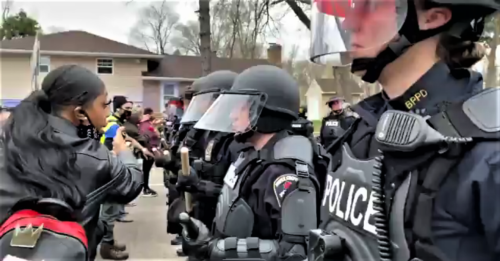 ΗΠΑ: Νέος θάνατος Αφροαμερικανού από πυρά αστυνομικού – Επεισόδια σε προάστιο της Μινεάπολης [BINTEO]