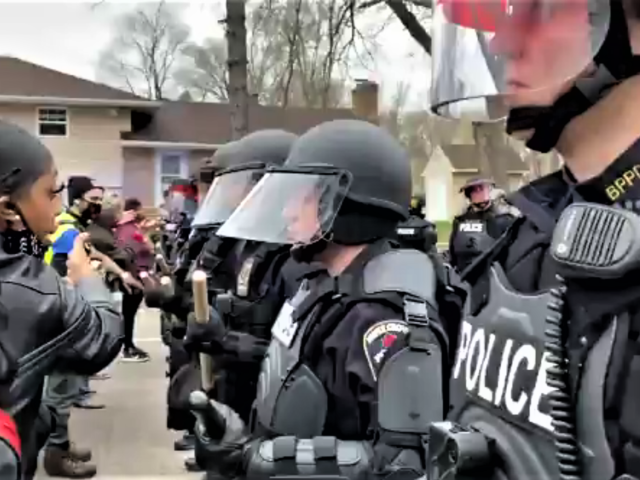 ΗΠΑ: Νέος θάνατος Αφροαμερικανού από πυρά αστυνομικού – Επεισόδια σε προάστιο της Μινεάπολης [BINTEO]