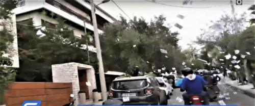 Μοτοπορεία του Ρουβίκωνα έξω από το σπίτι του Κ. Χατζηδάκη ενάντια στην κατάργηση του 8ωρου