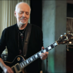 Ο παιδικός φίλος του David Bowie παίζει το «Loving the Alien» που κάποτε έπαιζαν μαζί κάθε βράδυ [ΒΙΝΤΕΟ]