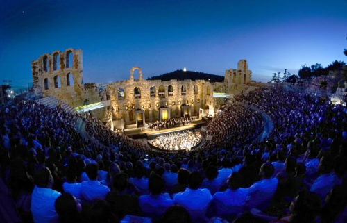 Υπό αυστηρούς όρους η επανεκκίνηση των συναυλιών και των θεάτρων