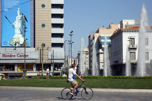 Και πάλι τα σιντριβάνια της Αθήνας πόλος έλξης και μικρές «οάσεις» δροσιάς