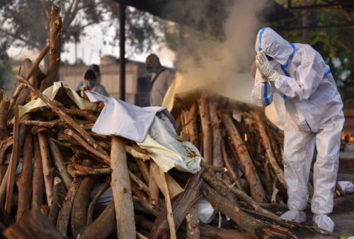 Ινδία-Κορωνοϊός: Δεκάδες πτώματα πιθανών θυμάτων Covid ξεβράστηκαν στις όχθες του Γάγγη
