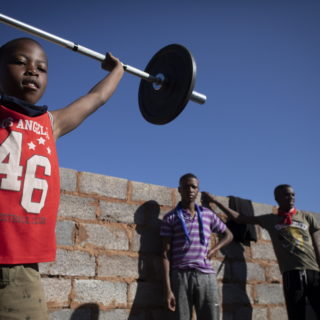 Στη Νότια Αφρική, τα βάρη βοηθούν τους νέους να ονειρεύονται