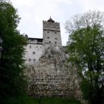 Στο κάστρο του κόμη Δράκουλα στη Ρουμανία, οι επισκέπτες συνδυάζουν εμβόλιο και περιήγηση