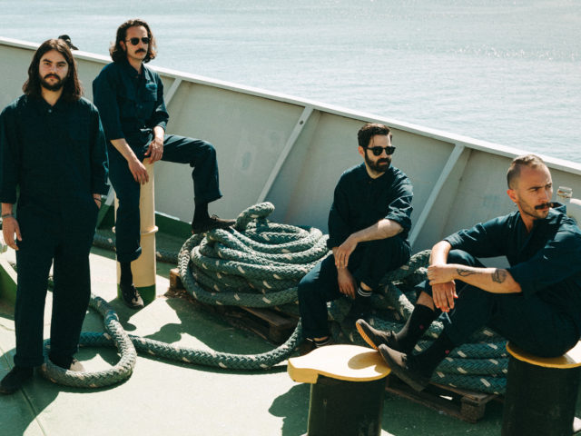 Οι Steams φωτογραφίζονται στο ιστορικό πλοίο “Liberty”