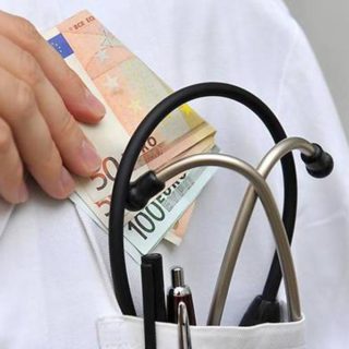 Φυλάκιση 10 μηνών σε γιατρό νοσοκομείου για «φακελάκι»