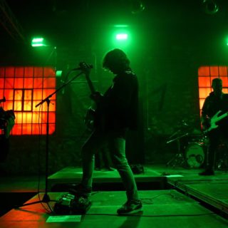 Οι Bazooka παίζουν με τους ενισχυτές «στο τέρμα» ακόμη και χωρίς το κοινό τους