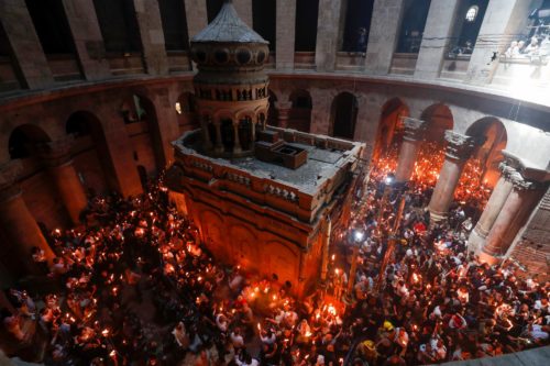Ιεροσόλυμα: Σε κλίμα κατάνυξης και λαμπρότητας, τελέστηκε στον Ιερό Ναό της Αναστάσεως η ιερουργία της Αφής του Αγίου Φωτός