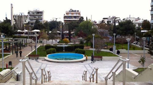 Νεαρός μαχαίρωσε 60χρονο στην πλατεία Νέας Σμύρνης, όταν έκανε παρατήρηση σε παρέα για συνωστισμό