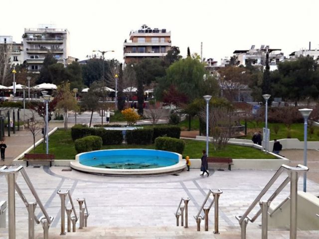 Νεαρός μαχαίρωσε 60χρονο στην πλατεία Νέας Σμύρνης, όταν έκανε παρατήρηση σε παρέα για συνωστισμό