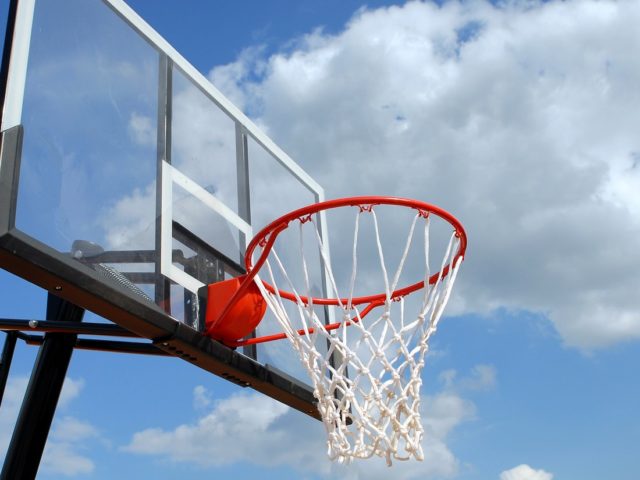 Κουκουλοφόροι επιτέθηκαν σε παρέα ανηλίκων στην Καισαριανή