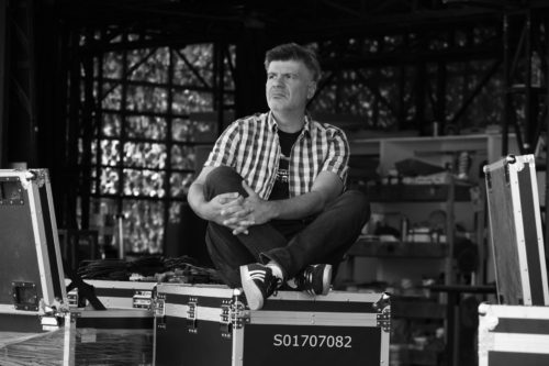 Φοίβος Δεληβοριάς και Παιδί Τραύμα στο απόλυτο τραγούδι του Φθινοπώρου