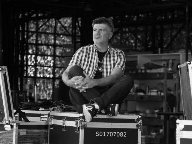 Φοίβος Δεληβοριάς και Παιδί Τραύμα στο απόλυτο τραγούδι του Φθινοπώρου