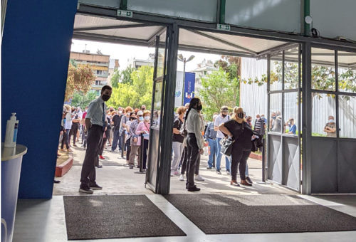 Εκνευρισμός και φωνές στο ΜΕΓΑ Εμβολιαστικό Κέντρο Περιστερίου σήμερα.