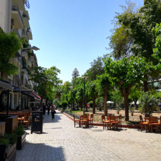 Πρώτο Σαββατοκύριακο στη Φωκίωνος με τραπεζάκια έξω