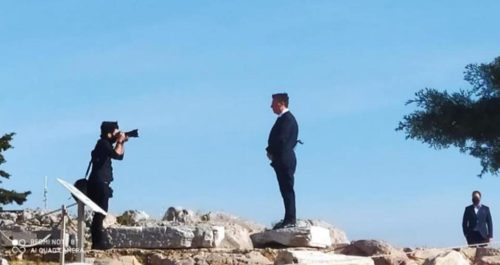 Μ. Βαρβιτσιώτης: Αντιδράσεις από τη φωτογράφιση του πάνω στα αρχαία της Ακρόπολης [ΕΙΚΟΝΕΣ]