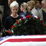 ΗΠΑ: Η χήρα του Τζον Μακέιν ονομάστηκε από τον πρόεδρο Τζο Μπάιντεν πρεσβεύτρια της χώρας σε υπηρεσία του ΟΗΕ