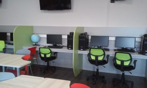 Μία υπέροχη μητέρα συμβάλλει στην αναβάθμιση σχολείων, στη μνήμη του γιου της