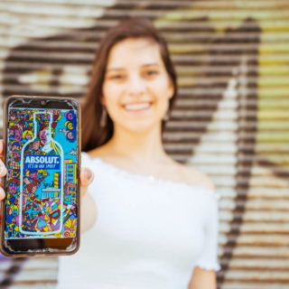 O Soteur, η Σοφία Σουβατζόγλου και η Absolut γεμίζουν με χρώματα και όμορφα μηνύματα την Αθήνα