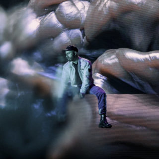 Ο Woodkid είναι queer και εύθραυστος κάποιες φορές. Δεν ξέρει αν το ένα έχει σχέση με το άλλο.