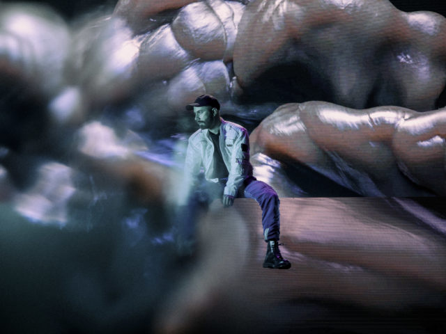 Ο Woodkid είναι queer και εύθραυστος κάποιες φορές. Δεν ξέρει αν το ένα έχει σχέση με το άλλο.