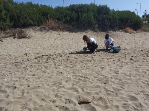 Χιλιάδες πλαστικά κατακλύζουν τις ελληνικές παραλίες, θες να υιοθετήσεις μία;