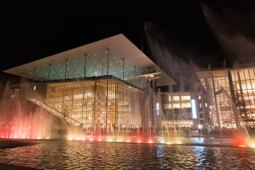 Τα Σιντριβάνια του ΚΠΙΣΝ χορεύουν καθημερινά σε ρυθμούς disco, όπερας, κλασικής μουσικής και γνωστών soundtracks