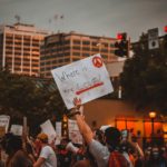 Έρευνα IRI: Η πανδημία ενισχύει την έξαρση του ακροδεξιού εξτρεμισμού