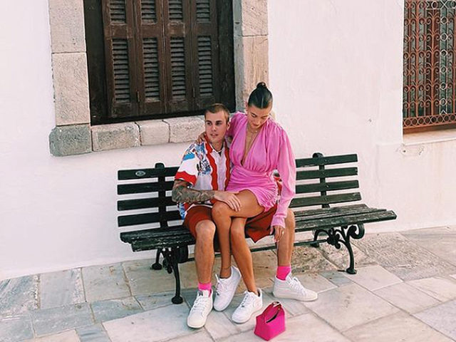 Ο Justin και η Hailey Bieber συνεχίζουν να απολαμβάνουν την Ελλάδα στο έπακρο