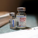 Η ενισχυτική δόση του εμβολίου της Moderna φαίνεται πως προστατεύει από την μετάλλαξη Όμικρον