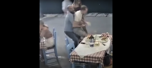 Χανιά: Διεθνές βραβείο σε εργαζόμενο εστιατορίου που έσωσε τουρίστα από πνιγμό [ΒΙΝΤΕΟ]