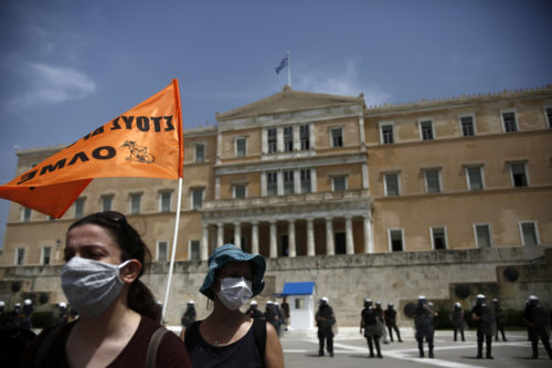 Στους δρόμους η εκπαιδευτική κοινότητα για το άνοιγμα των σχολείων