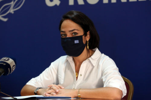 Τα μαζεύει η Δόμνα Μιχαηλίδου για τις απολύσεις των ανεμβολίαστων