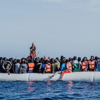 Ιταλία: Το Ocean Viking πήρε άδεια να αποβιβάσει στη Σικελία εκατοντάδες μετανάστες [ΒΙΝΤΕΟ]