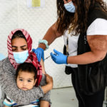 Άμεση πρόσβαση στα εμβόλια για πρόσφυγες και μετανάστες ζητούν δεκάδες οργανώσεις